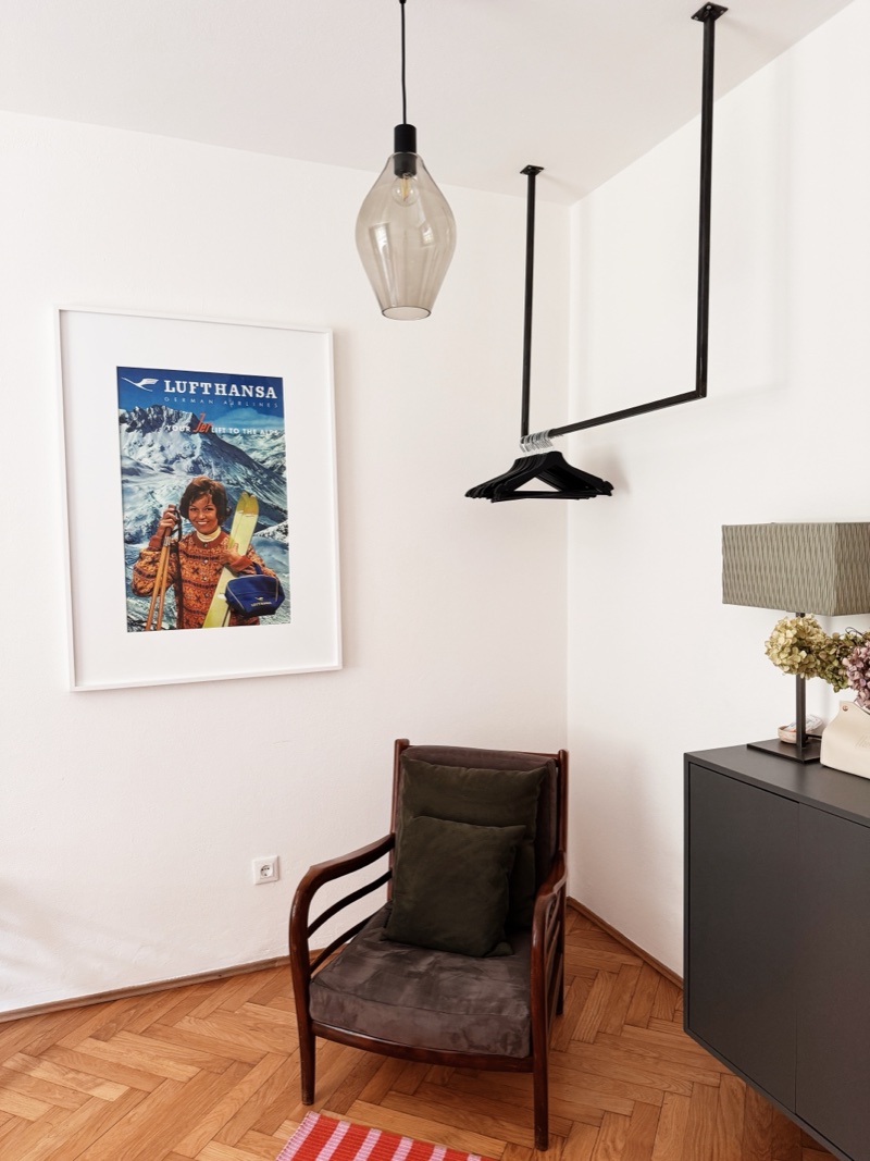 Schlafzimmer 1 mit Lufthansa-Vintage-Poster aus den 60ern