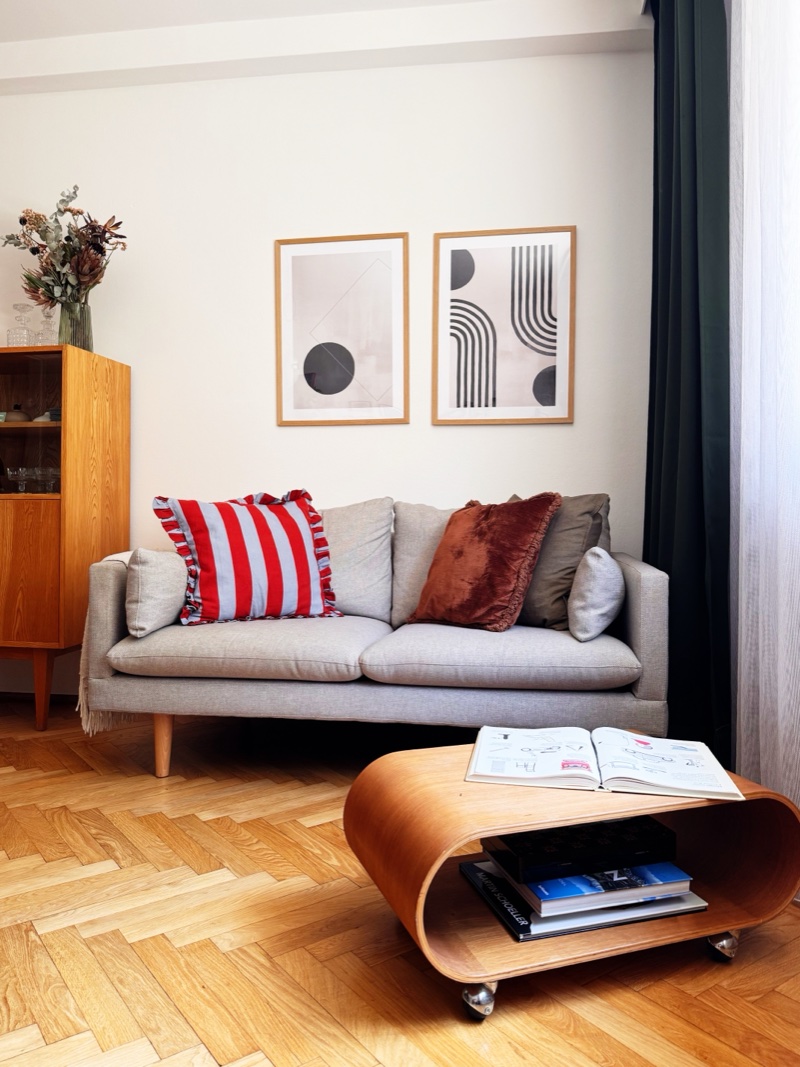 Sofa im Wohnzimmer mit Retro-Couchtisch aus den 60ern