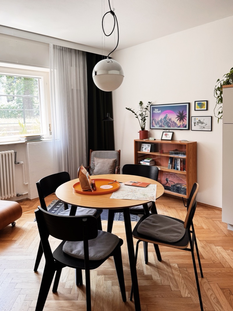 Esstisch aus Eiche mit Kugellampe aus den 70ern