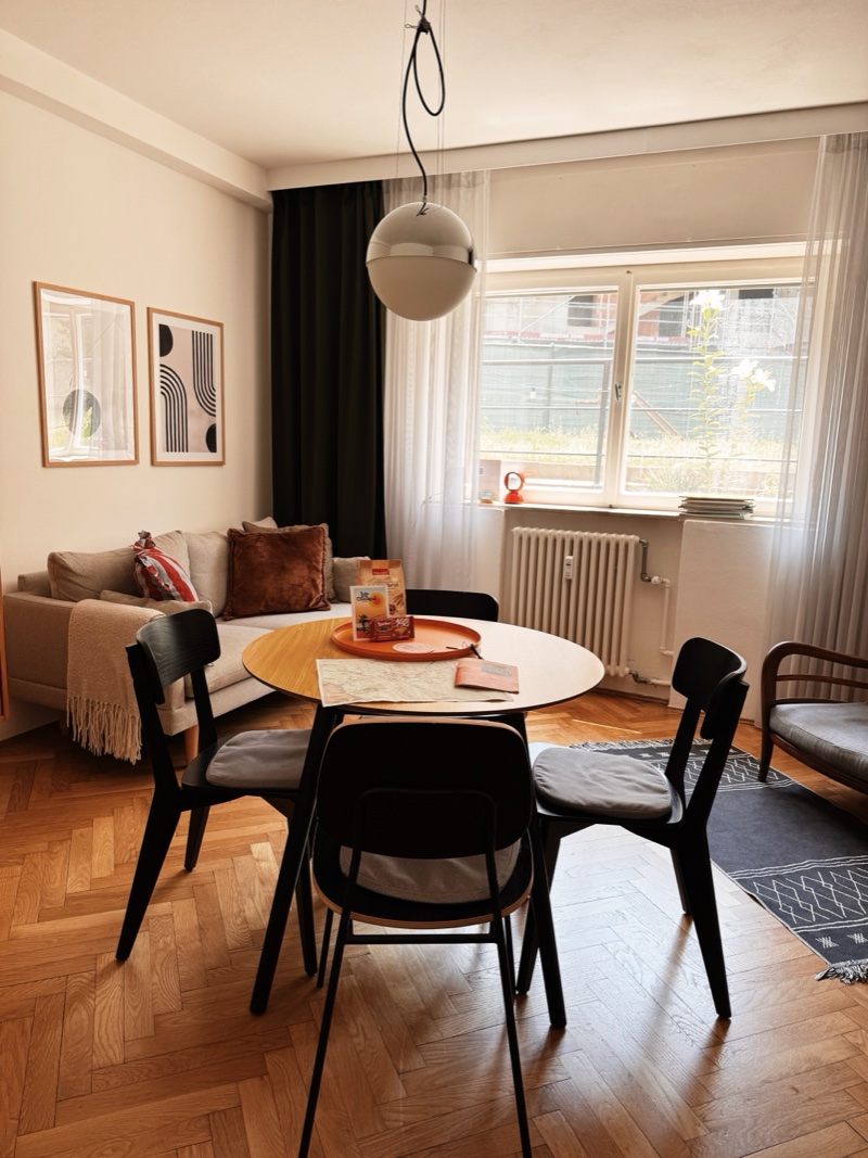 Wohnzimmer und Essbereich mit Möbeln aus den 50ern und 60ern