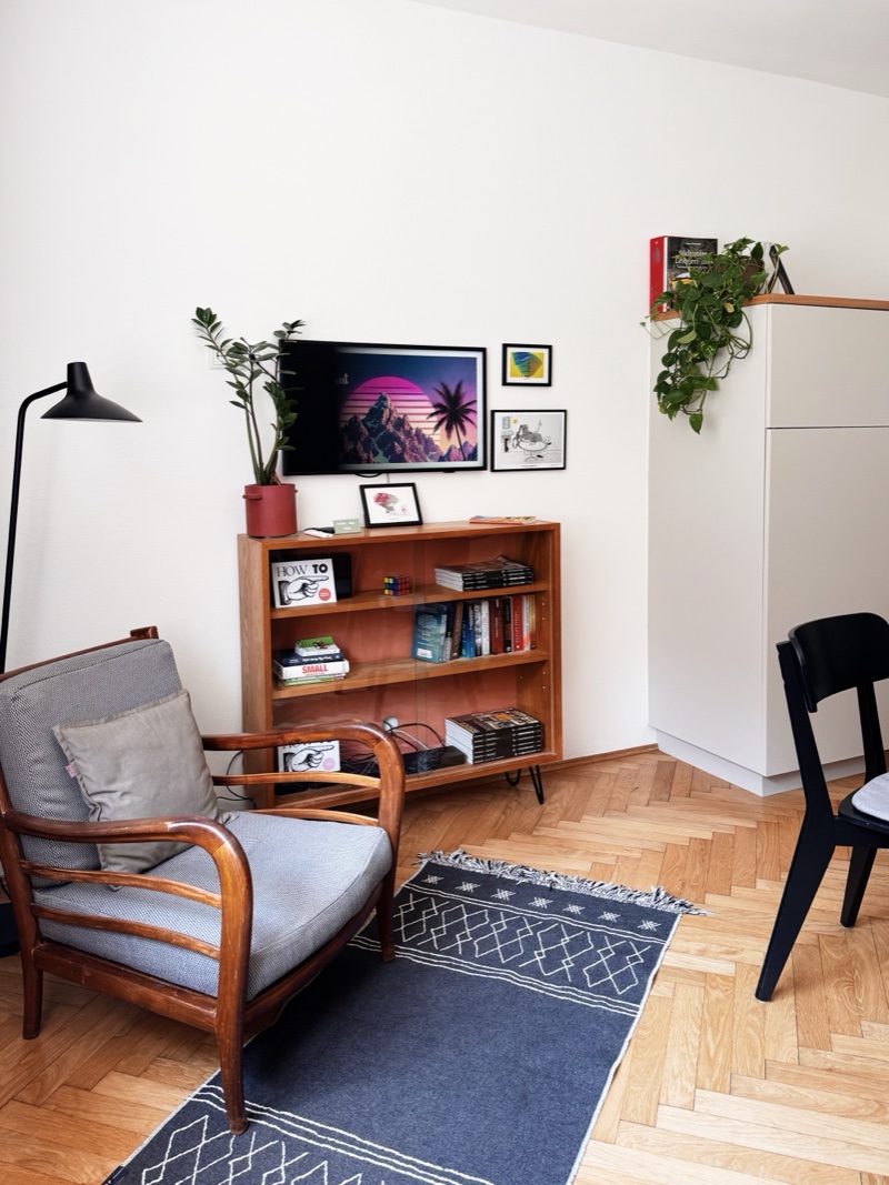 Regal mit Atari, Büchern und Comics im Wohnzimmer