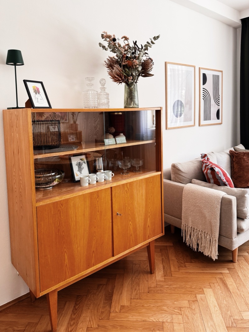 Vintage-Vitrine aus Eiche mit Blumen und Kristallkaraffe